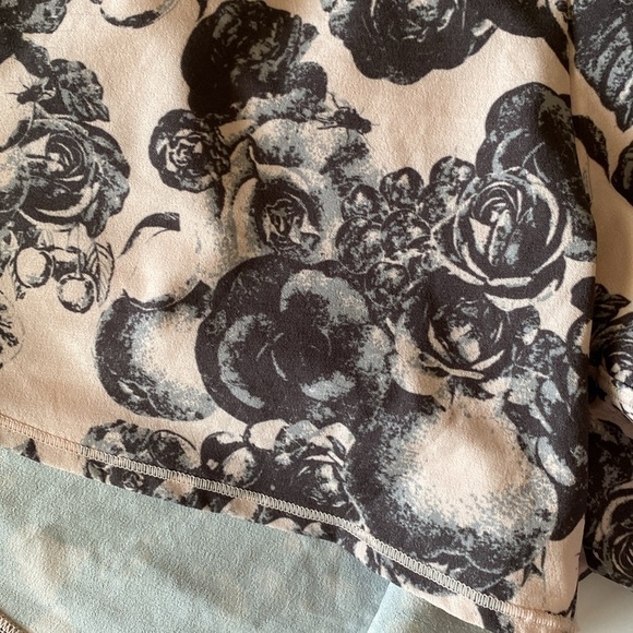 Oiselle Roga athletic running shorts black pink roses women’s 8 eight - Picture 2 of 6